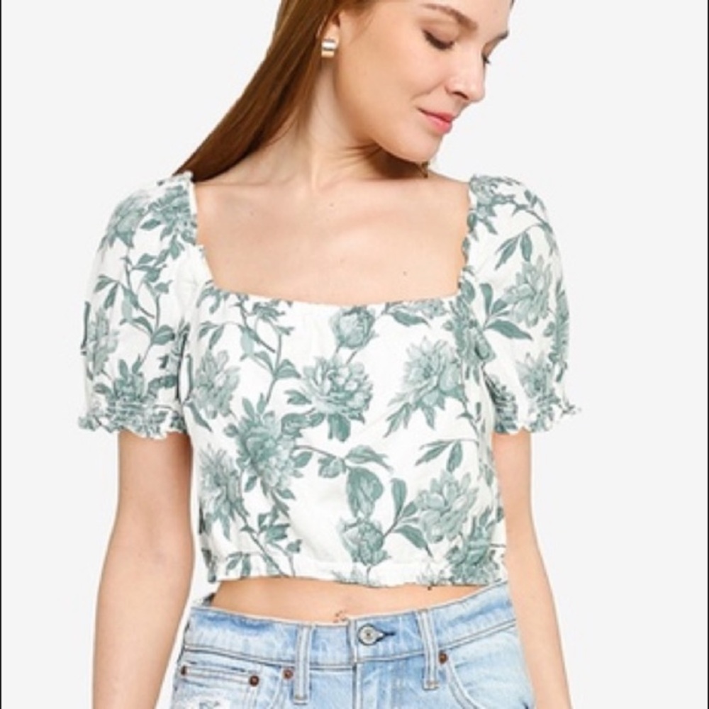 NWT puff sleeve floral print square neck crop top